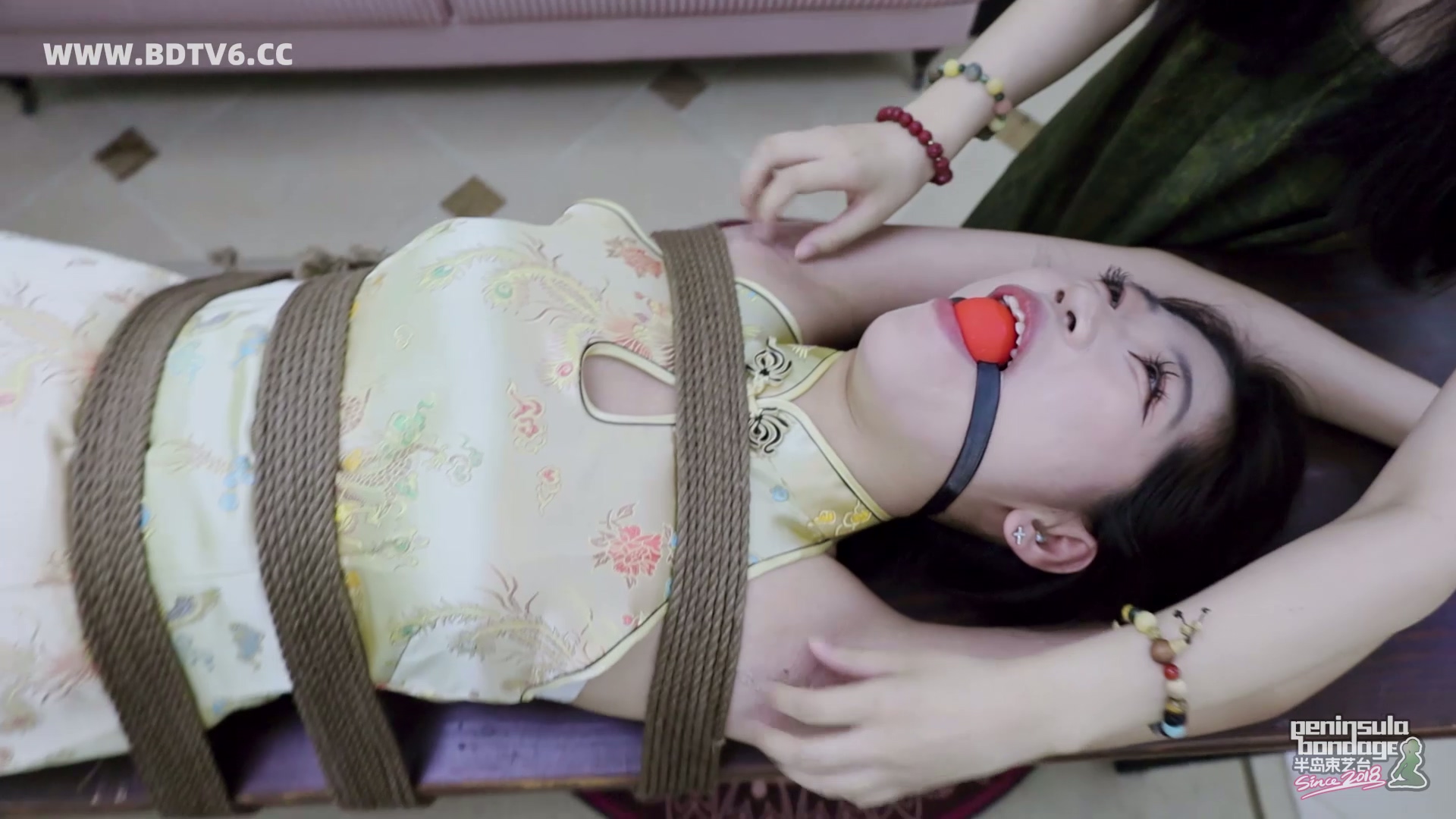 YT2870 美国定拍:长凳上的小舞娘/index.m3u8_20250705_013224.797.jpg