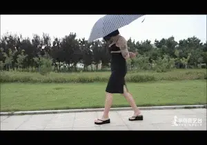 YT721 伊莱娜后高手撑伞雨中人行道漫步